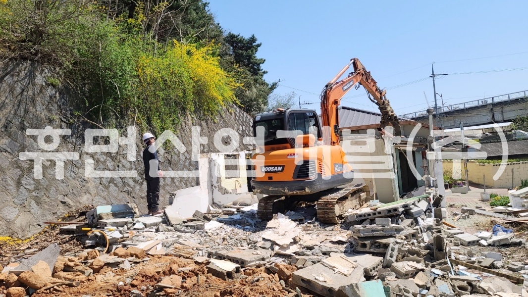 5남산지구 사회적임대주택 조성사업 가옥철거공사.jpg