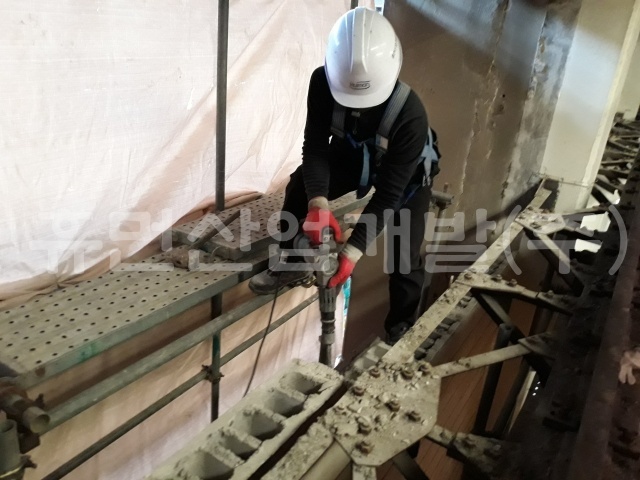 1깨끗한나라 상품후공정 이송시스템 철거공사.jpg