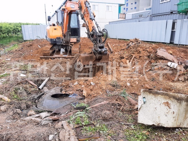 8천안첨단지역주택 사업부지내 기반시설 및 공원조성공사 중 철거공.jpg