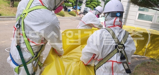 10병천하수처리장 1단계 탈수동 외벽 석면해체 및 철거.jpg